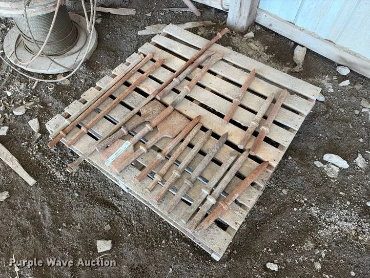 Approximately 17 pneumatic jack hammer bits