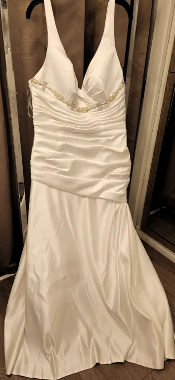 Sleeveless White Bridal Gown with Embellished Waist, Size 18
