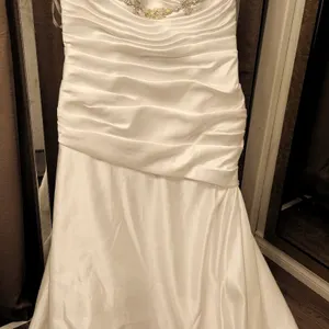 Sleeveless White Bridal Gown with Embellished Waist, Size 18