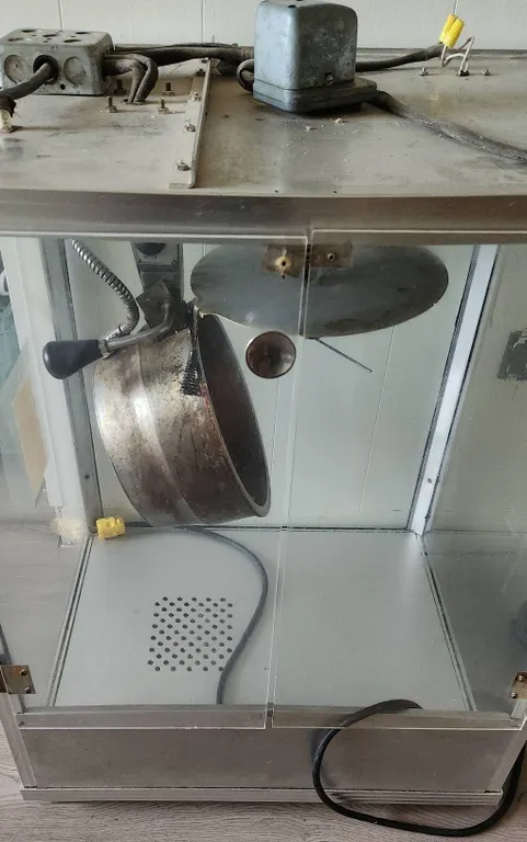 Cretors Commercial Popcorn Machine with Metal Kettle