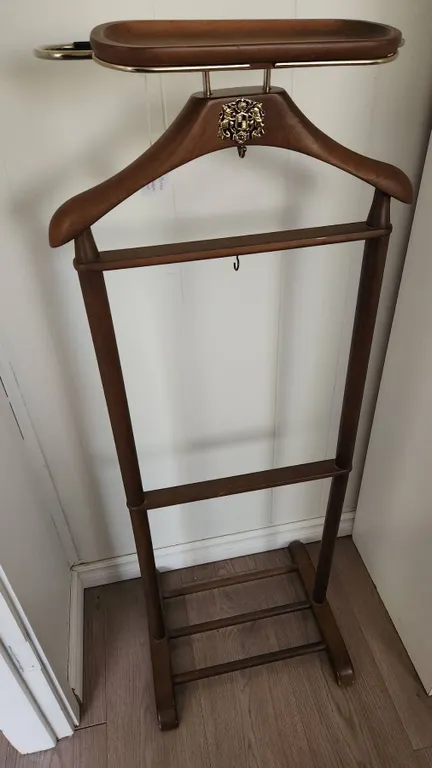 Wooden Clothes Butler Valet Stand with Metal Detail and Decorative Crest