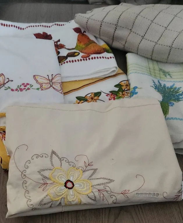 Table Linens and Embroidered Runner, Various Patterns and Colours