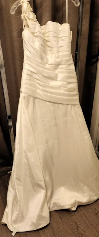 Mori Lee by Madeline Gardner Bridal Gown Size 10 with One-Shoulder Floral Detail