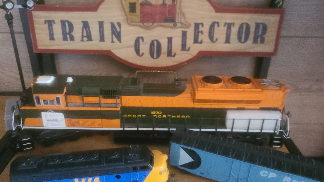 Model Train Lot: Great Northern 1970 Locomotive, VIA Engine, CP Rail Car, Lighted Stand