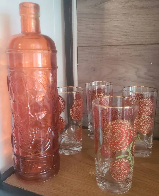 Amber Embossed Glass Decanter with 4 Chrysanthemum-Patterned Glasses