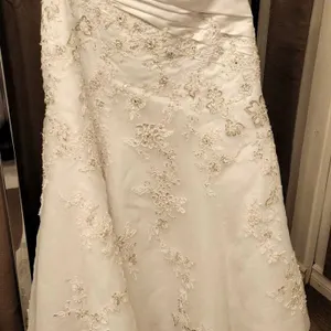 Elegance Bridal Gown Size 6 with Embroidered Beading