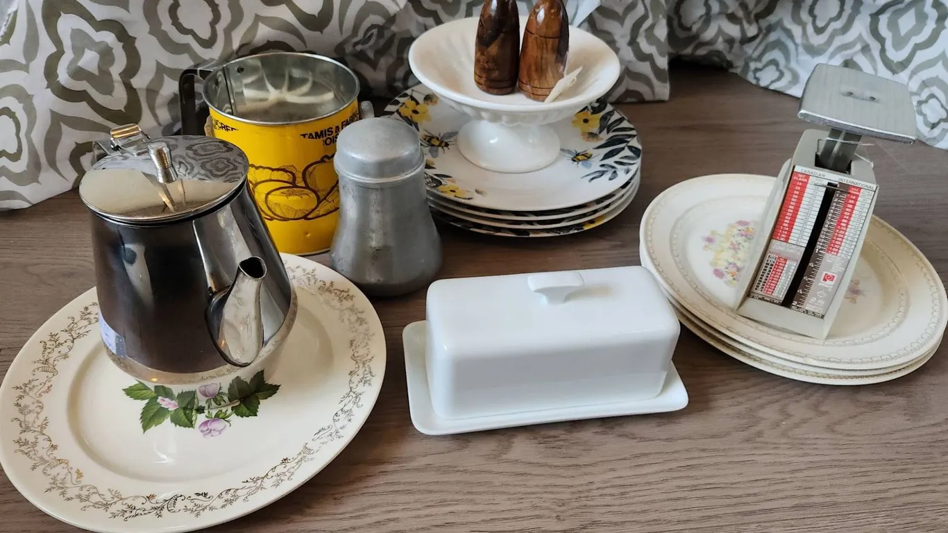 Kitchenware: Plates, sifter, cake plate, scale, teapot
