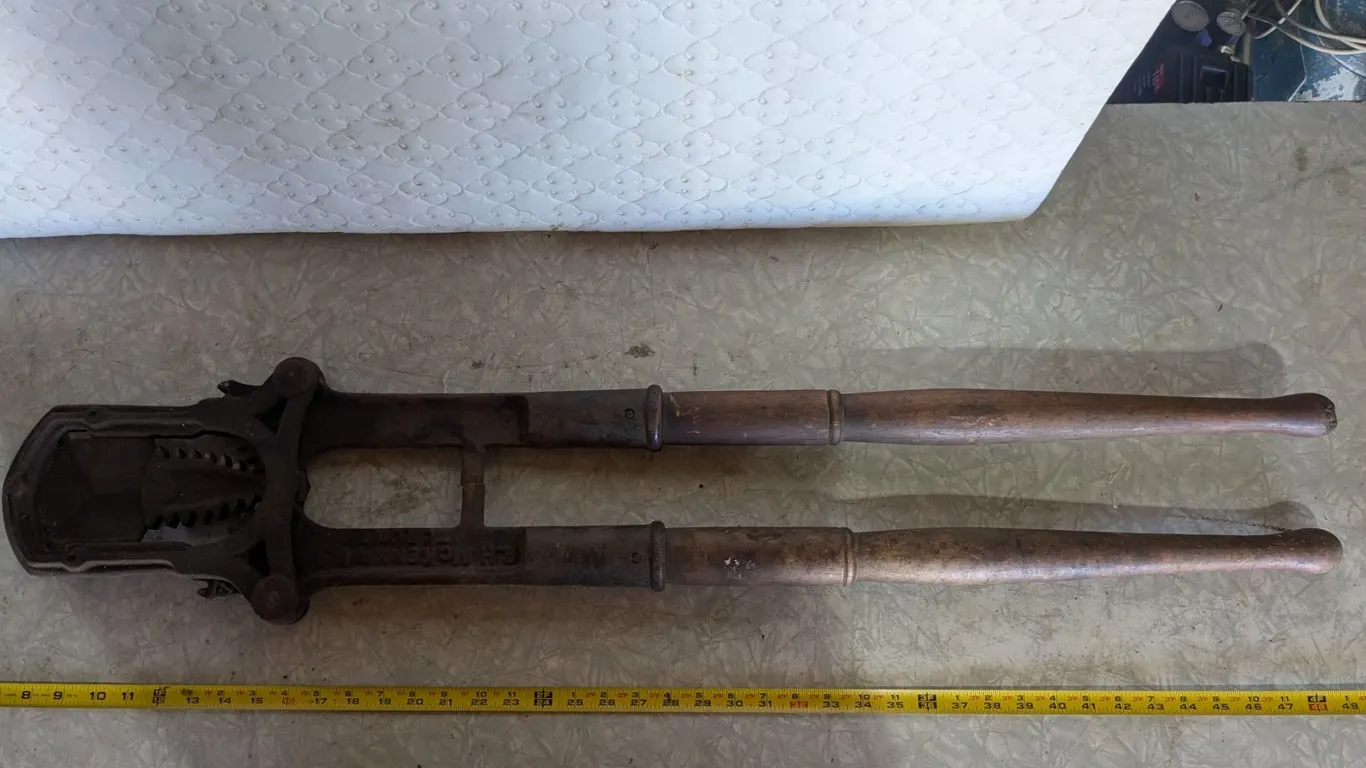 Vintage Cattle Dehorner