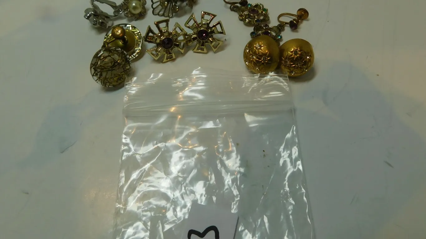 VINTAGE SCREWBACK AND CLIP EARINGS