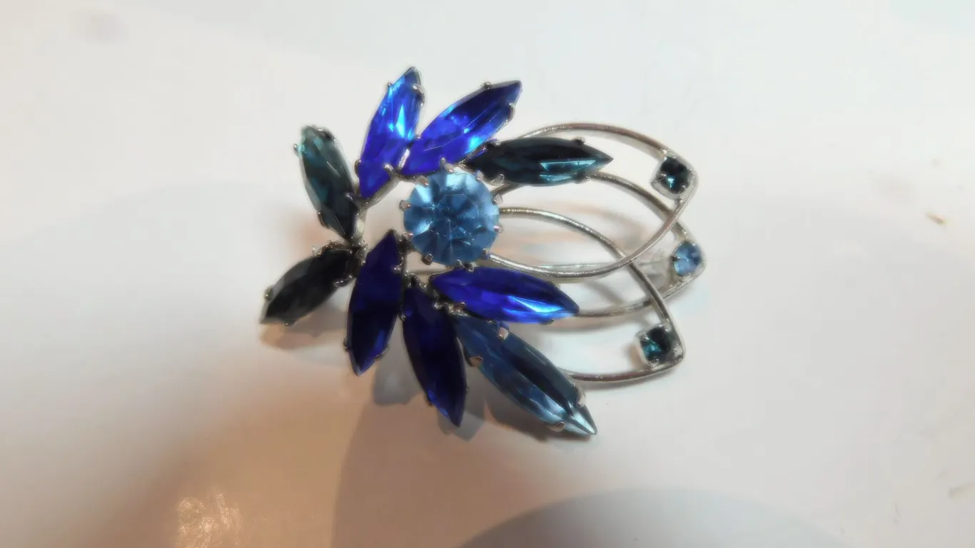 VINTAGE BLUE CRYSTAL BROACH