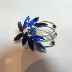 VINTAGE BLUE CRYSTAL BROACH