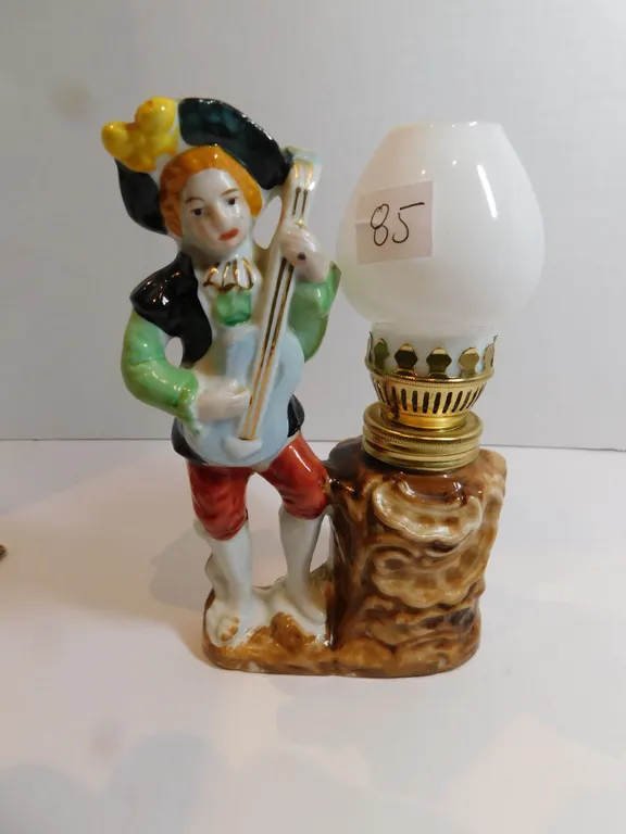 VINTAGE OIL LAMP, MINSTREL WITH MANDOLIN