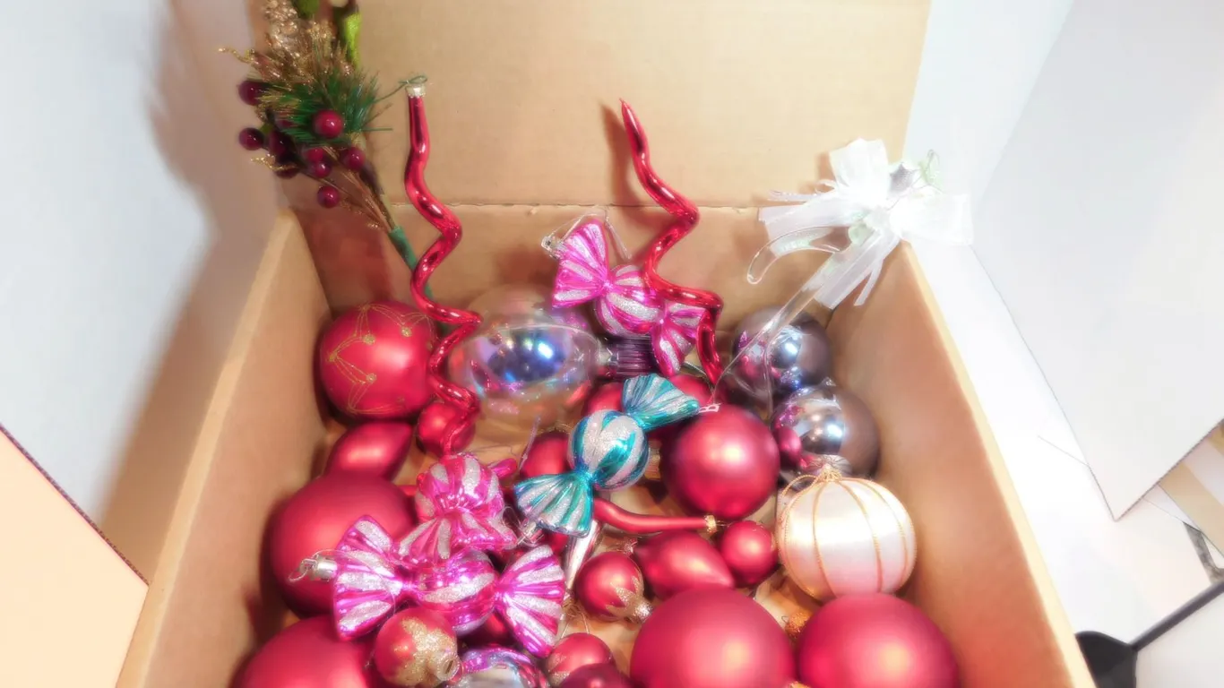 GLASS AND MISCELLANEOUS CHRISTMAS ORNAMENTS