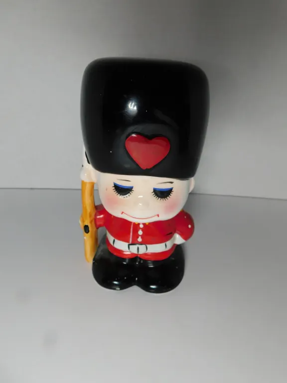 BUCKINGHAM GUARD CERAMIC COIN BANK