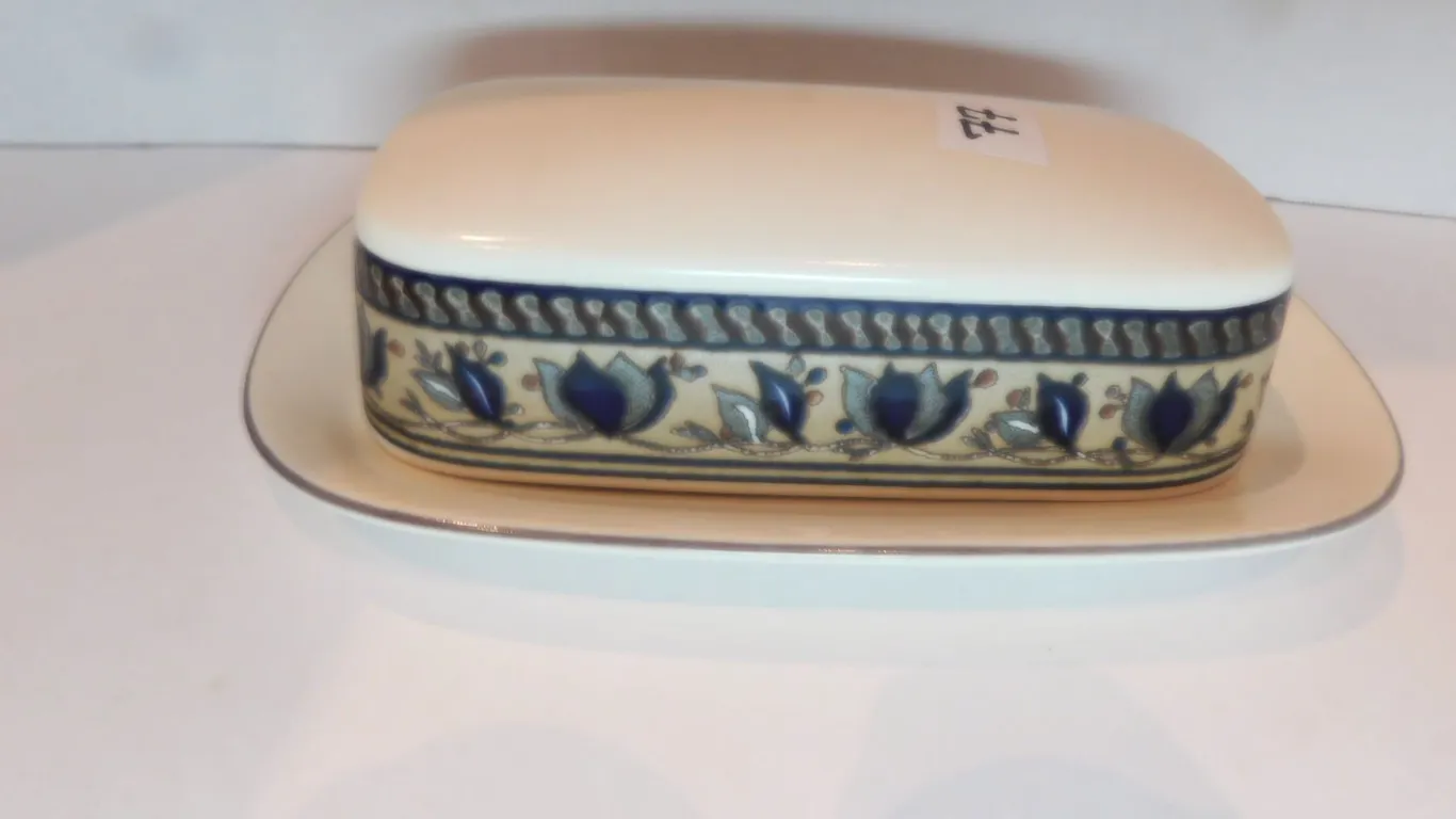 MACASA INTAGLIO ARABELLA COVERED BUTTER DISH