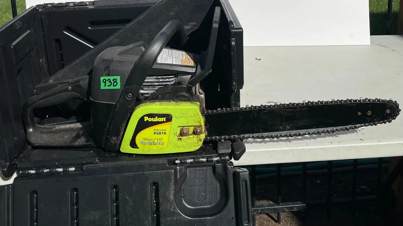 Poulan 16” Chain Saw w/ Case – Working