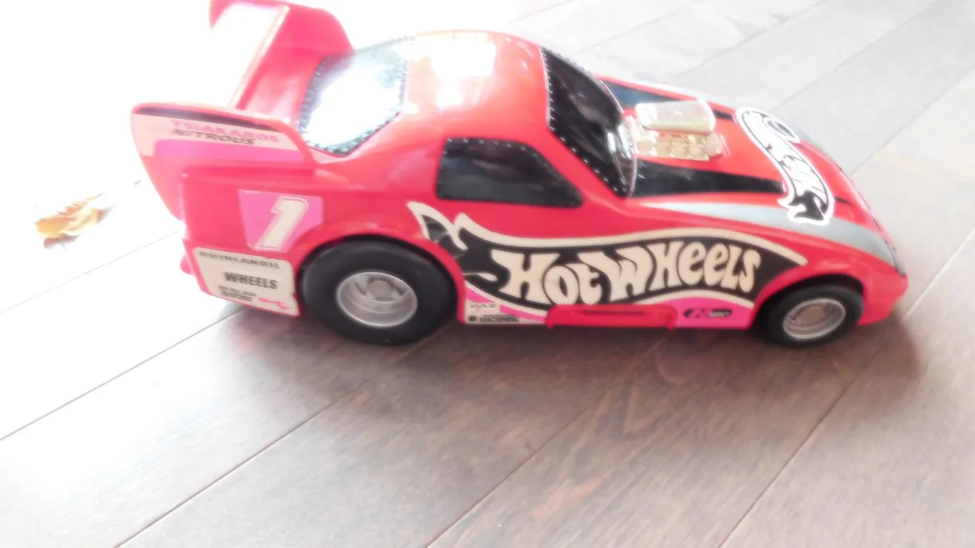 HOTWHEELS CAR SHAPED CARRYING CASE HOLDS SIX CARS SHOWN INCLUDED