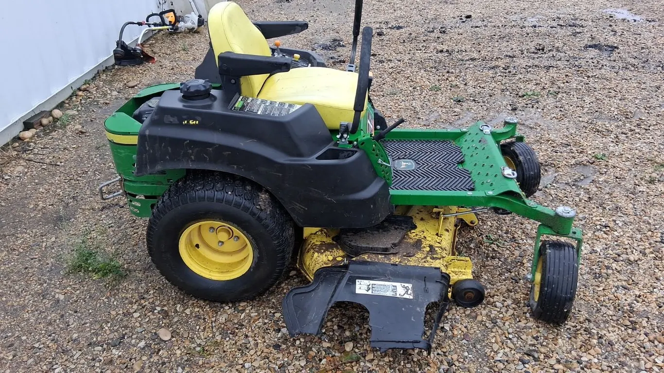 John Deere Z445 Zero Turn Mower