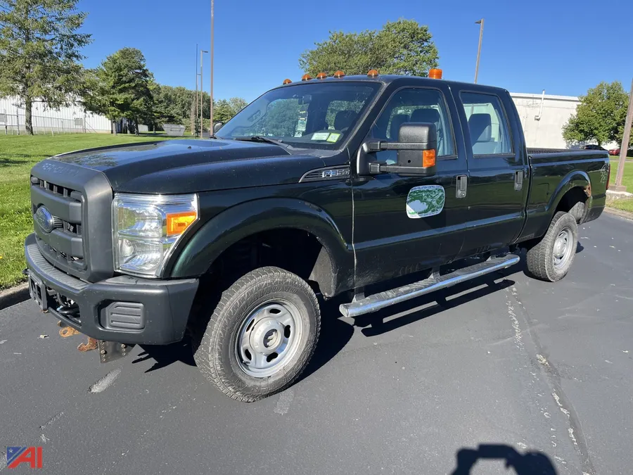 2013 Ford F350 Super Duty Crew Cab Pickup Truck
