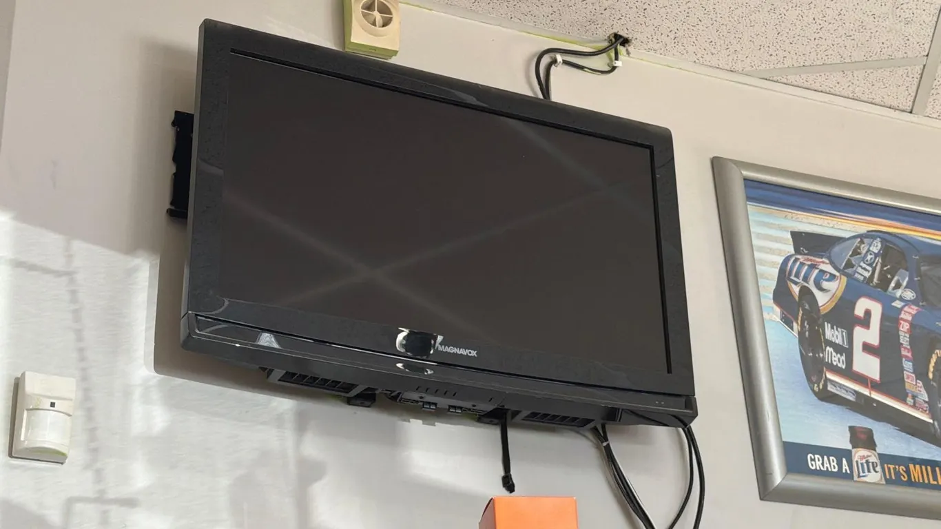 MAGNVOX WALL MOUNTED TV