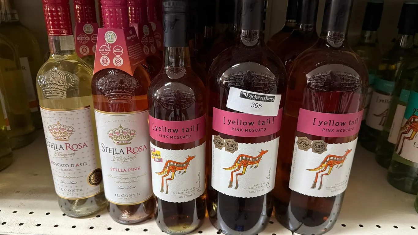 (24) YELLOW TAIL & STELLA ROSA PINK MOSCATO