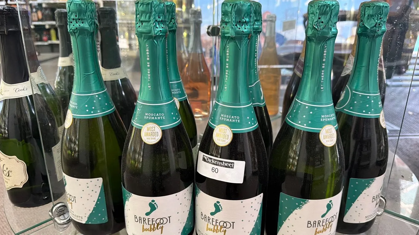(8) BAREFOOT BUBBLY MOSCATO