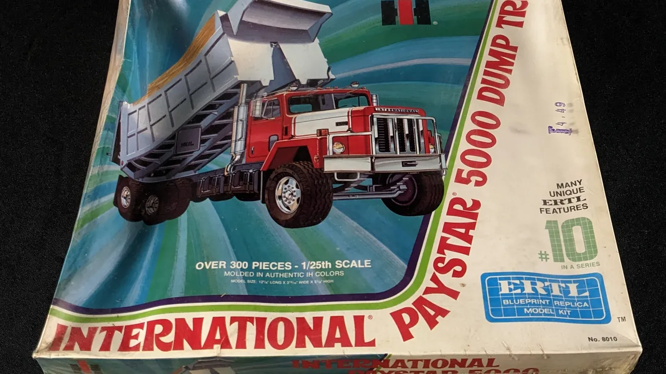 VINTAGE SEALED MODEL KIT INTERNATIONAL PAYSTAR 5000 DUMP TRUCK ERTL BLUEPRINT REPLICA 1/25TH SCALE NO. 8010