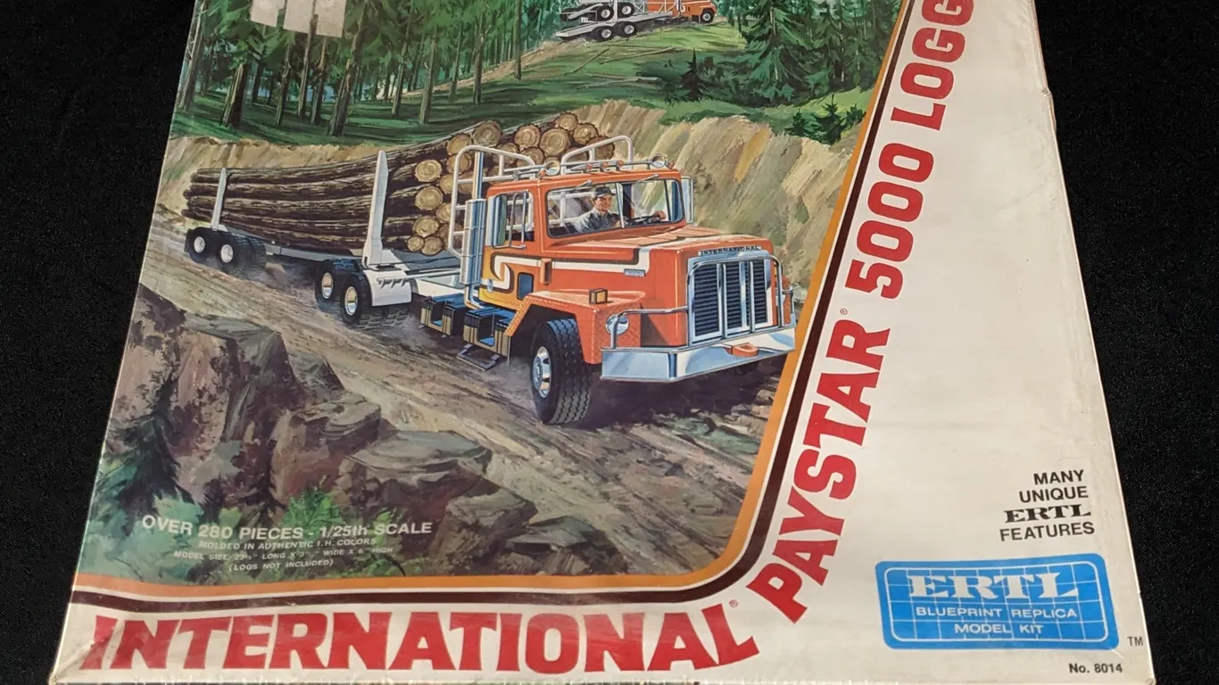 VINTAGE SEALED MODEL KIT INTERNATIONAL PAYSTAR 5000 LOGGER TRUCK ERTL BLUEPRINT REPLICA 1/25TH SCALE NO. 8014