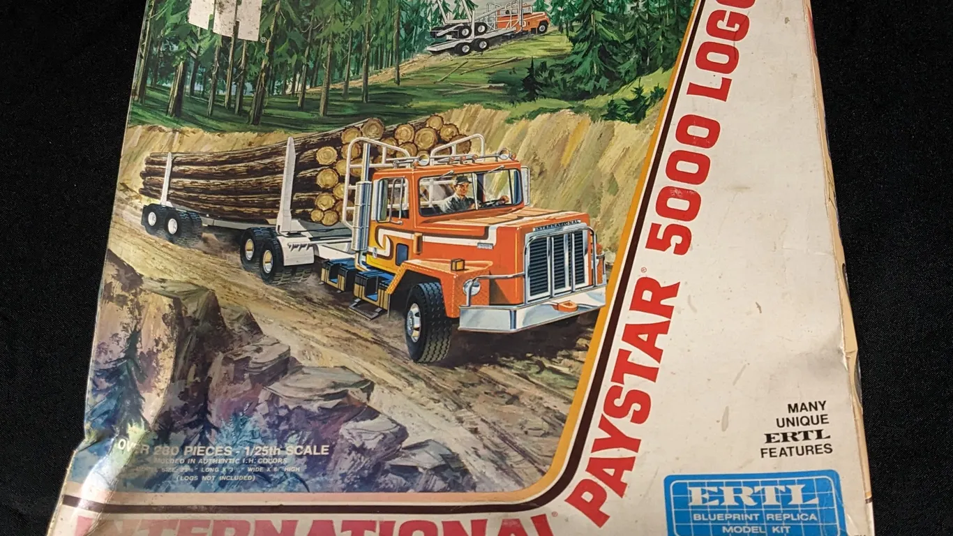VINTAGE MODEL KIT INTERNATIONAL PAYSTAR 5000 LOGGER TRUCK ERTL BLUEPRINT REPLICA 1/25TH SCALE NO. 8014
