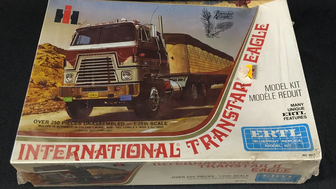 VINTAGE SEALED MODEL KIT INTERNATIONAL TRANSTAR II EAGLE SEMI TRACTOR TRUCK ERTL BLUEPRINT REPLICA 1/25TH SCALE NO. 8017