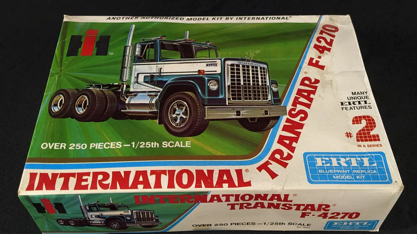VINTAGE MODEL KIT INTERNATIONAL TRANSTAR F-4270 SEMI TRACTOR TRUCK ERTL BLUEPRINT REPLICA 1/25TH SCALE NO. 8001