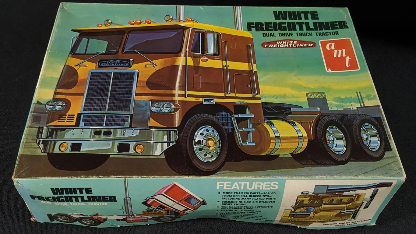 VINTAGE AMT MODEL KIT WHITE FREIGHTLINER DUAL DRIVE TRACTOR SEMI TRUCK T568 1/25TH SCALE