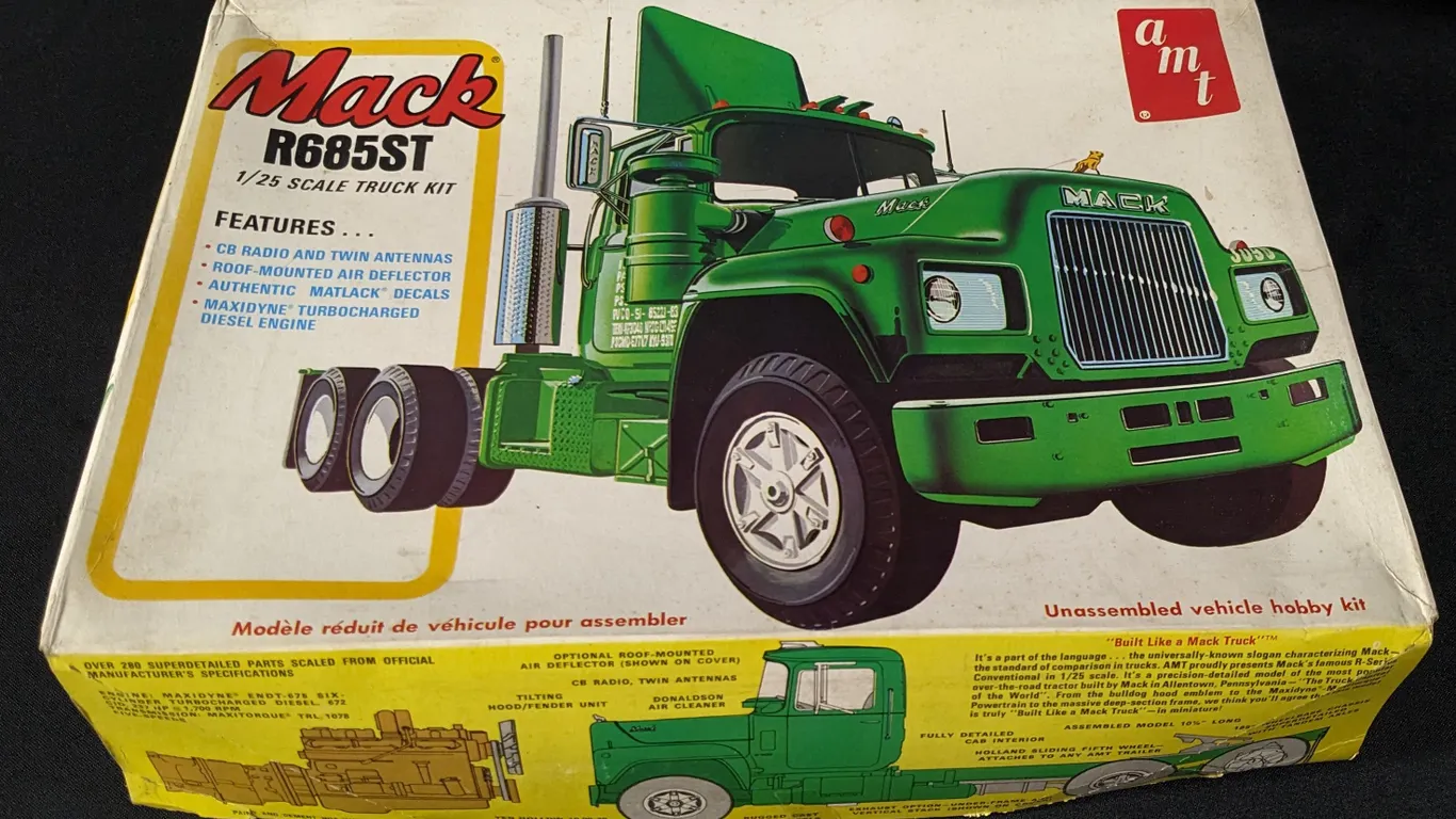 VINTAGE AMT MODEL KIT MACK R685ST SEMI TRACTOR TRUCK T535 1/25TH SCALE