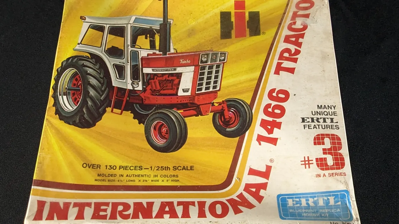 VINTAGE SEALED ERTL MODEL KIT INTERNATIONAL HARVESTER 1466 TRACTOR NO 8003 1/25TH SCALE