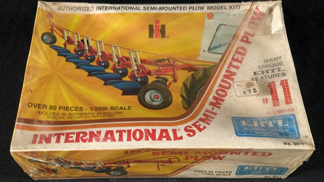 VINTAGE SEALED ERTL MODEL KIT INTERNATIONAL HARVESTER SEMI-MOUNTED PLOW