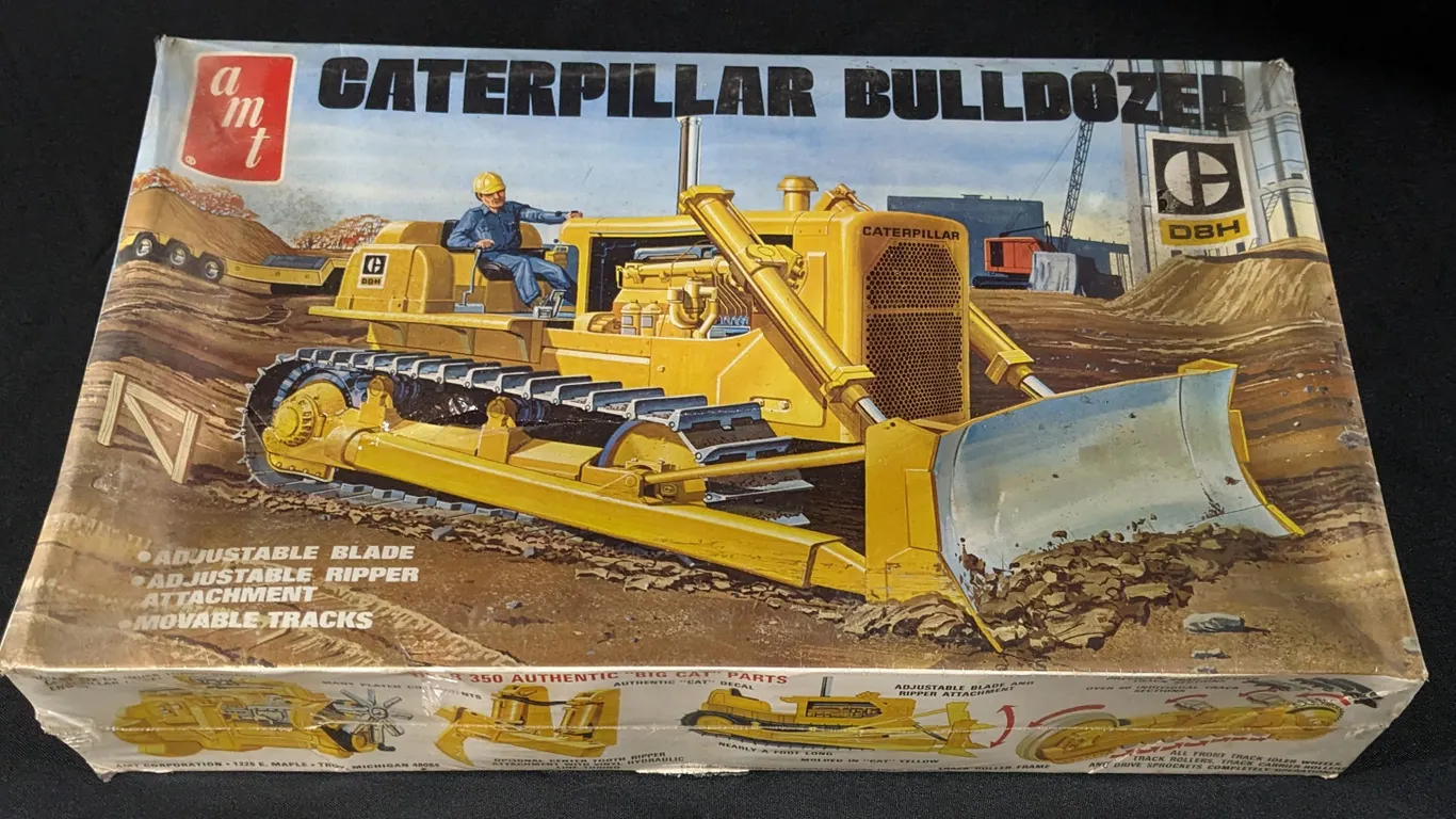 VINTAGE SEALED AMT MODEL KIT CATERPILLAR BULLDOZER T818 1/25TH SCALE