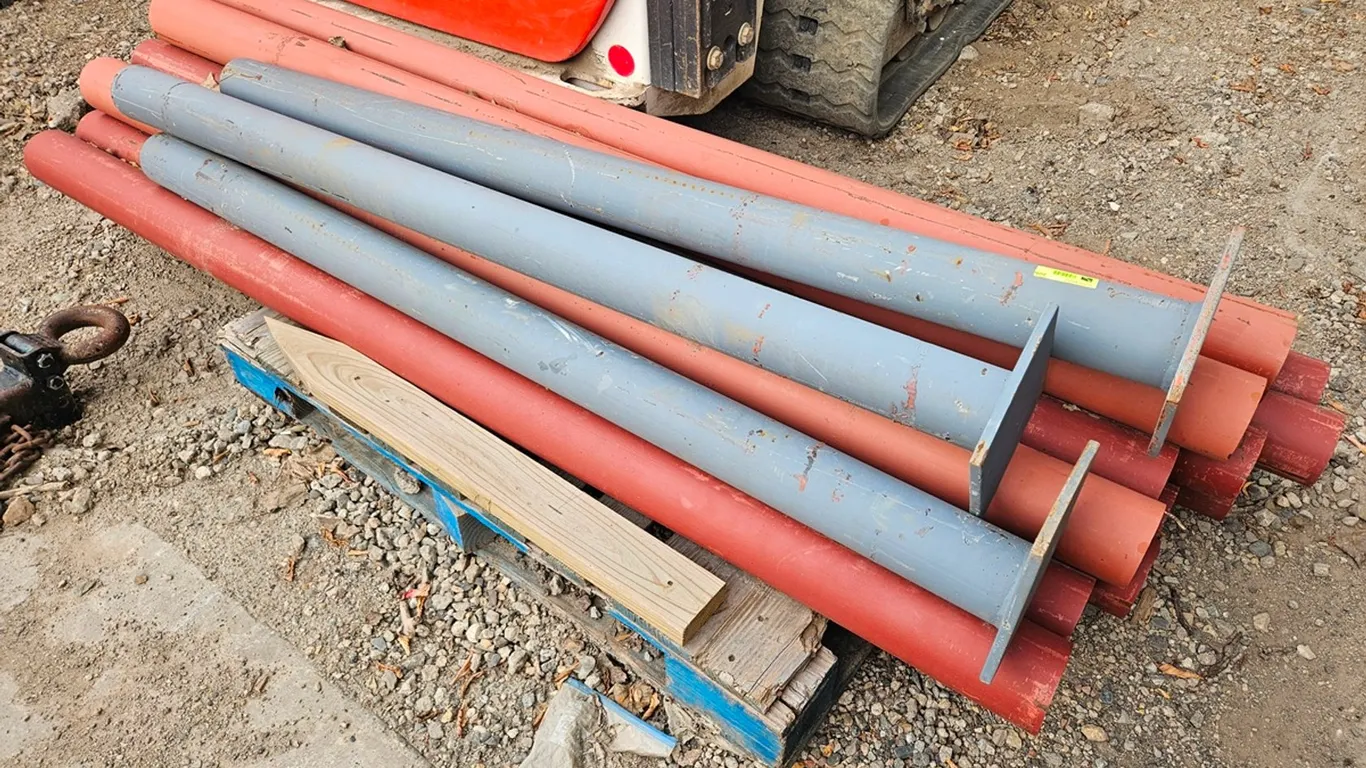 Pallet Assorted Metal Posts, 67" to 84"