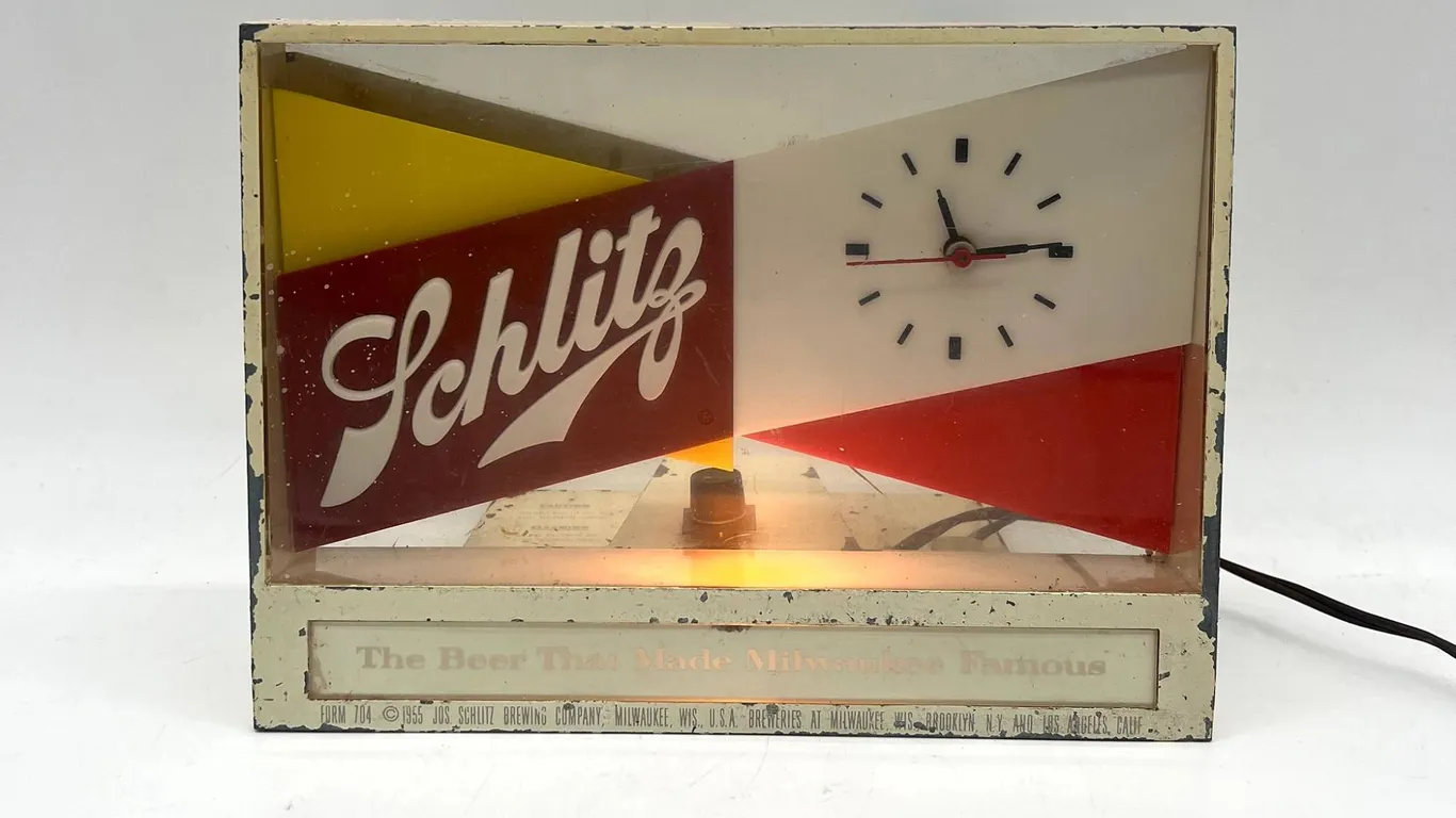 Schlitz Beer Lighted Bar Clock Sign Vintage