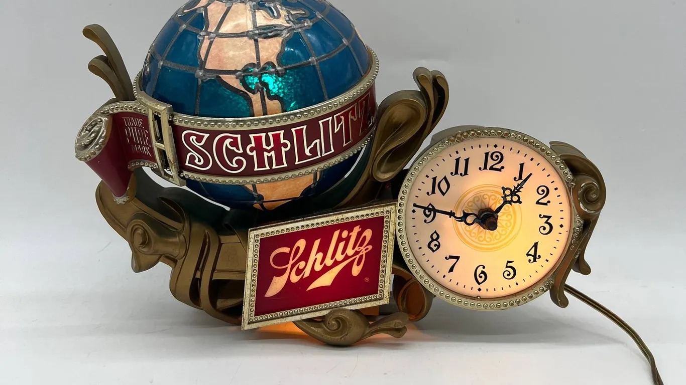 Vintage - Schlitz Globe Beer Light Clock