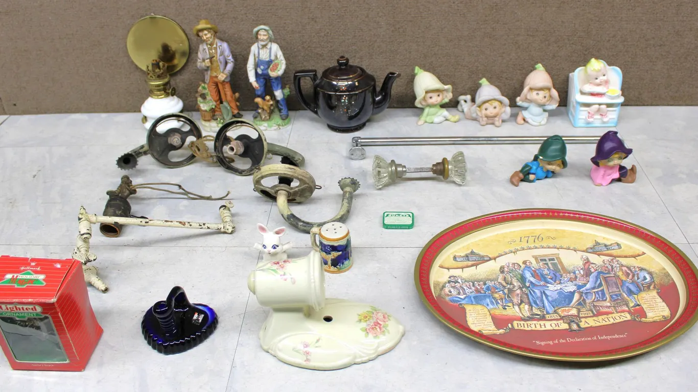 Decorative Figurines, Hardware