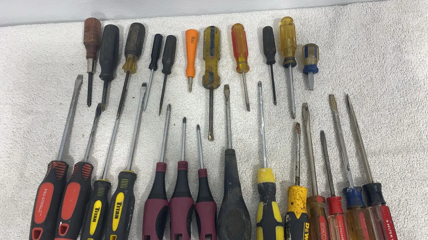 Assorted Screwdrivers – DeWalt, Titan, Stanley, Husky & Pittsburgh – 25 Pieces