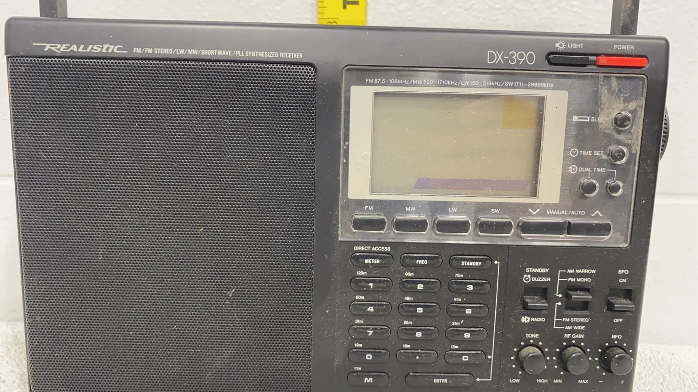 Vintage Realistic DX-390 Multi-Band Shortwave Radio Receiver