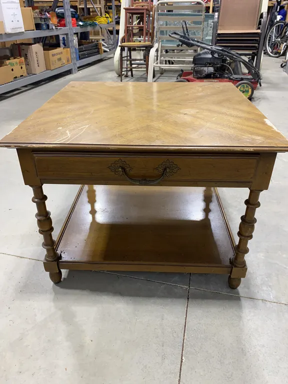 French Provincial / Traditional Wood End Table