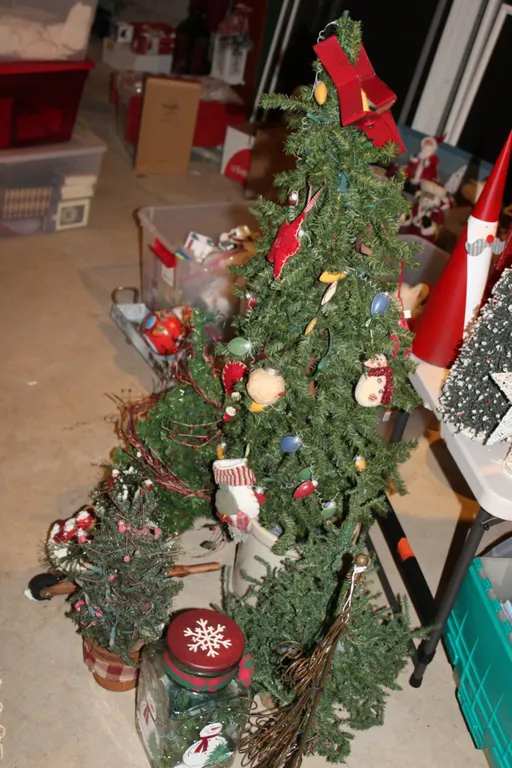 Christmas Trees & Décor
