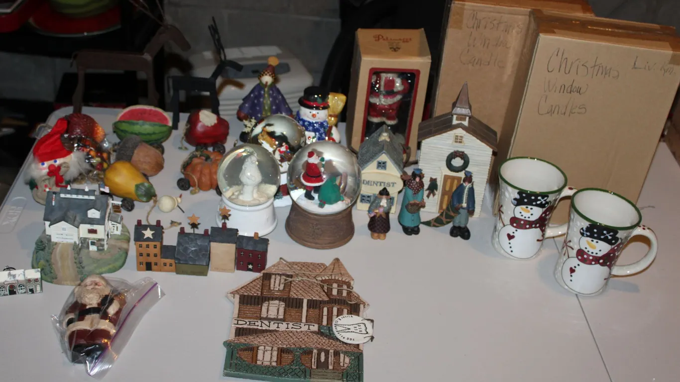 Christmas Figurines & Décor