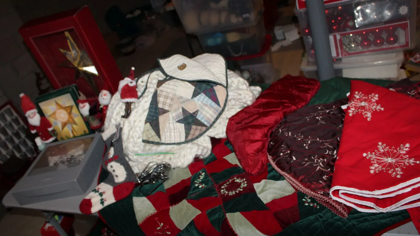 Christmas Linens & Décor