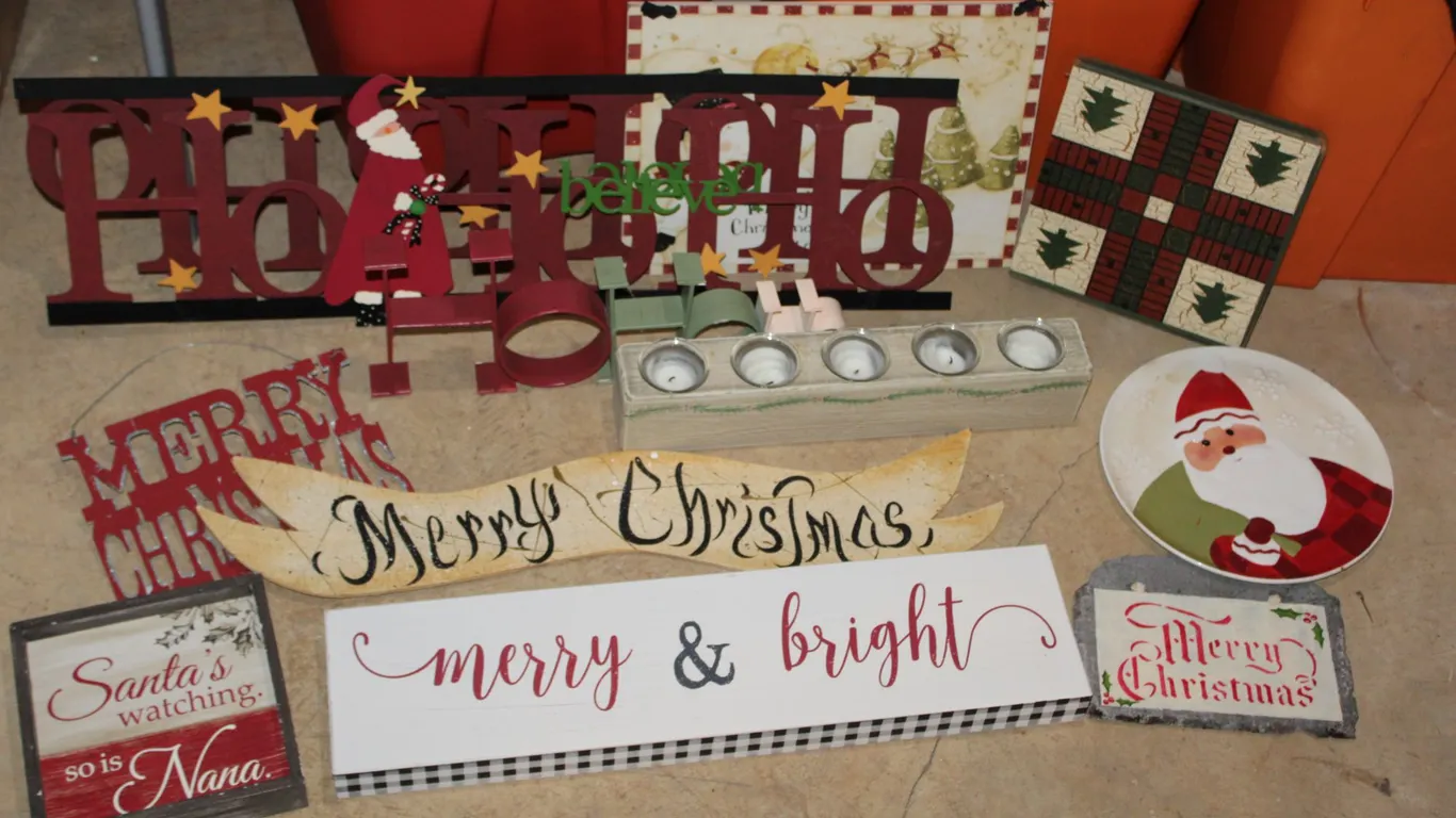 Christmas Signs & Décor