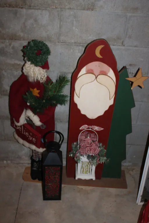 Santa & Christmas Décor