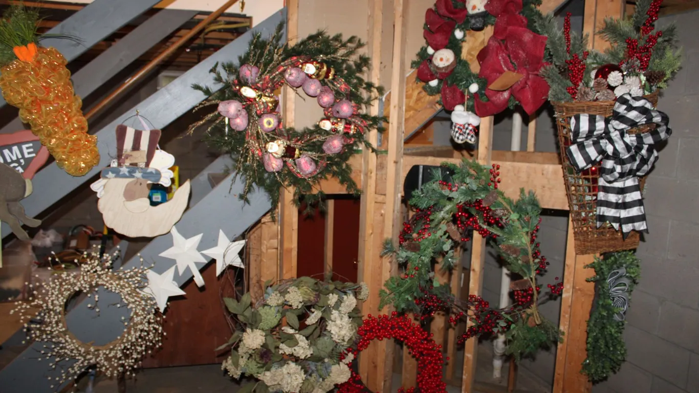 Holiday Wreaths & Décor