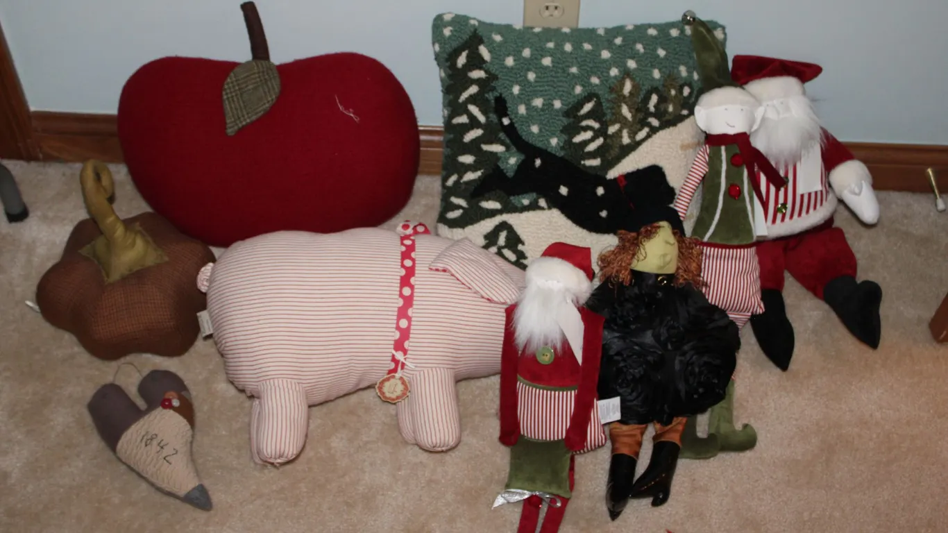 Seasonal Folk Art Décor